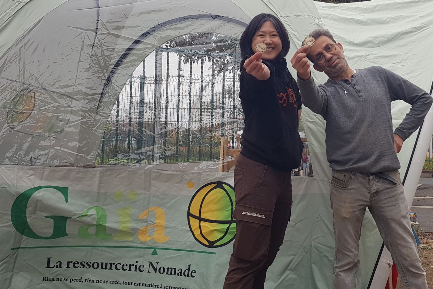 Bénévoles montrant leurs Jetons Gaïa