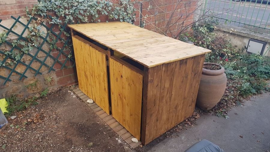 Abri en bois pour conteneurs