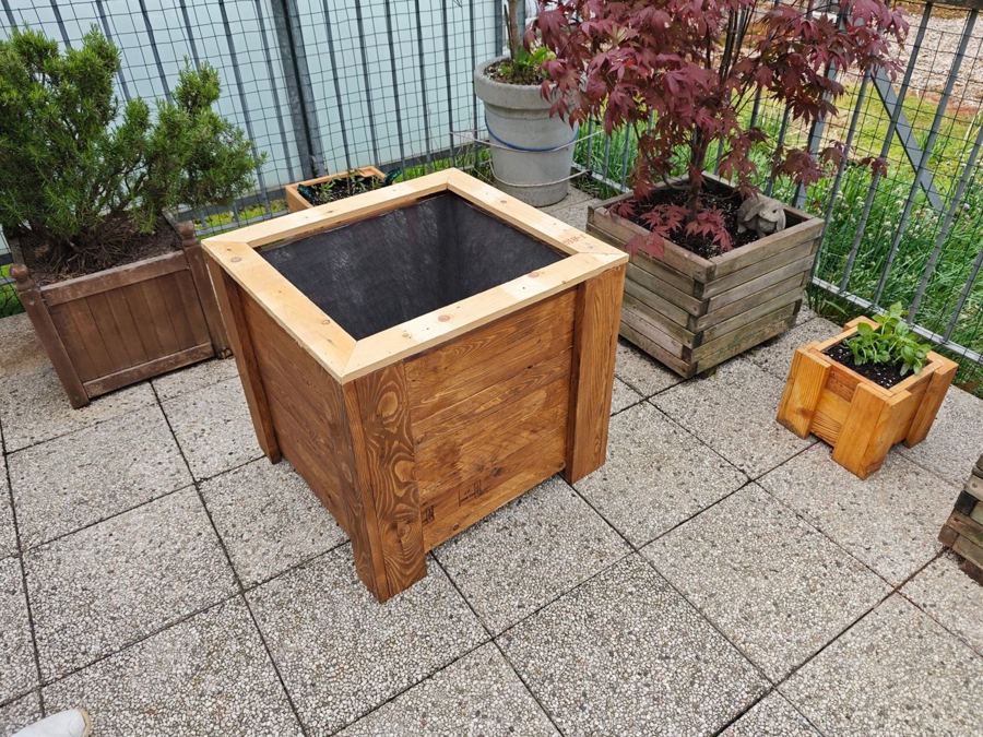 Jardinière carrée en bois lasuré sur une terrasse