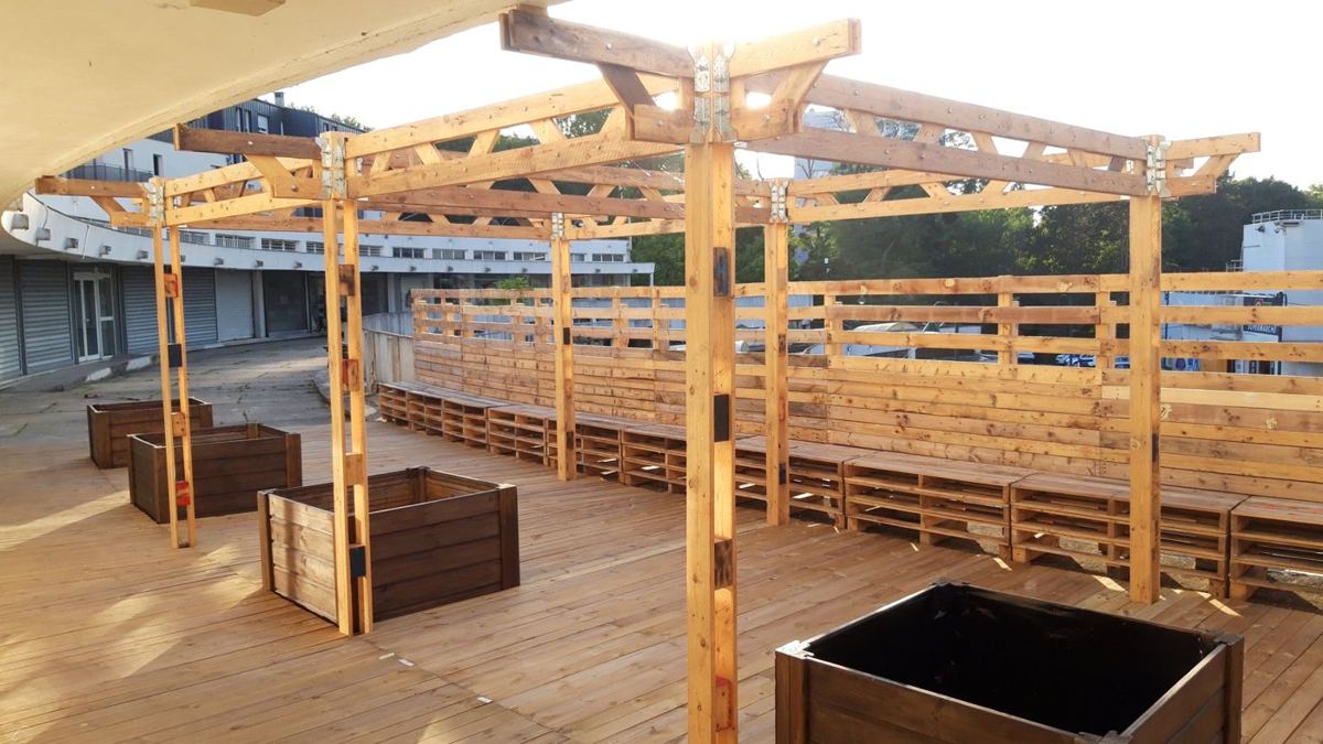 Terrasse en bois avec pergola et banquette en palettes